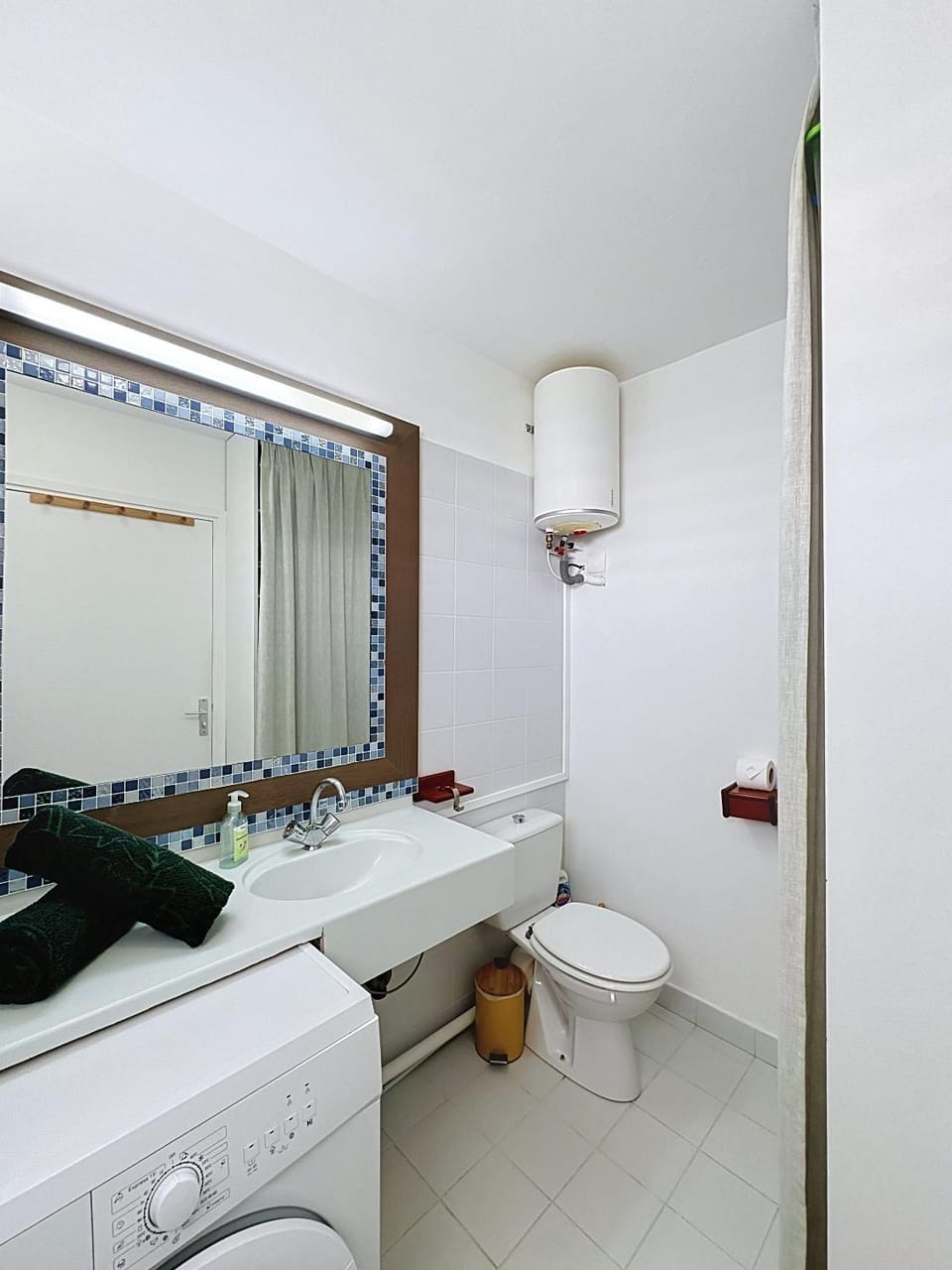 Toilet, Bathroom, towels, washing machine