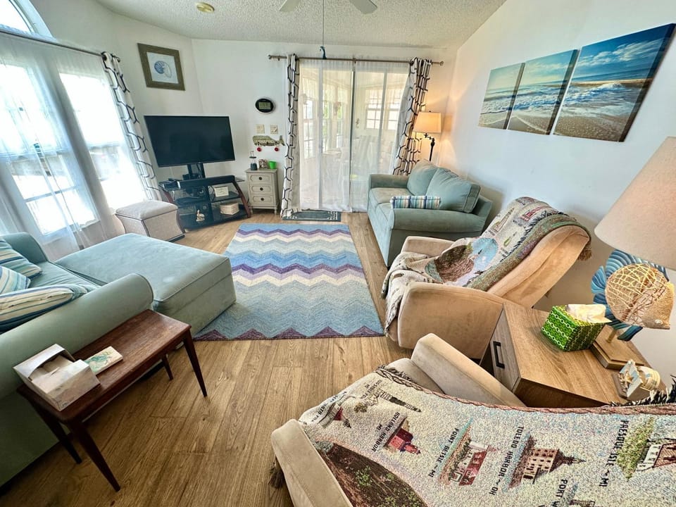 Coastal Beautiful 2 Bedroom 2 Full Bath Beach Home Located on Nettles Island Resort House in Hutchinson Island