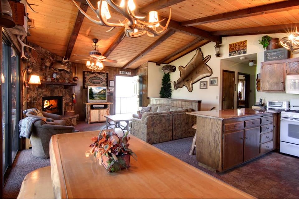 Kitchen or kitchenette, Seating area, Dining area