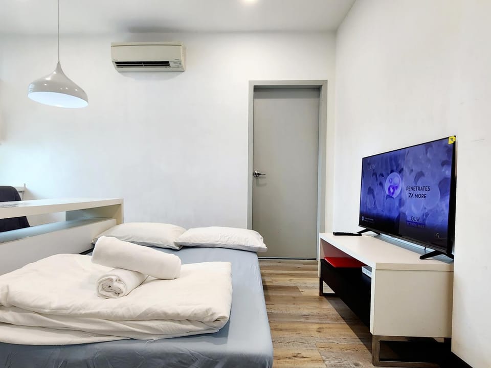 Bed, Living room