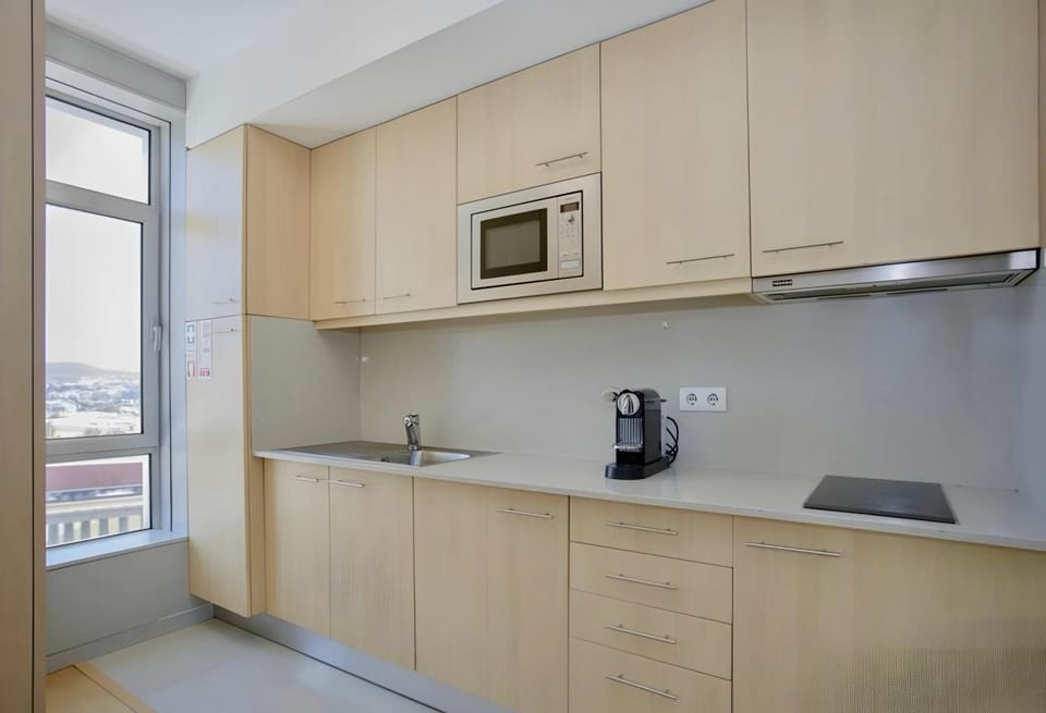 Coffee/tea facilities, Kitchen or kitchenette, stove