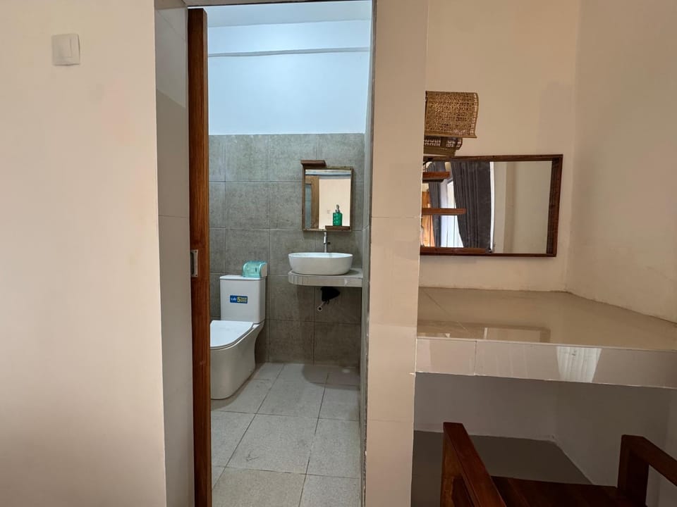 Toilet, Property building, Bathroom