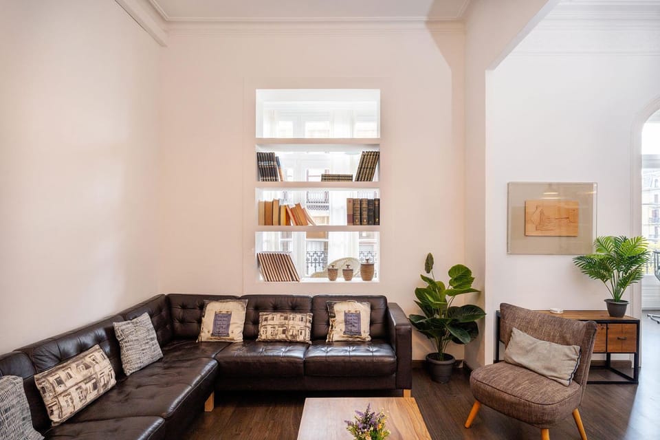 Apartamento Premium 5 Hab - 4 Baños- Balcón a Gran Vía - Grupos hasta 12 - Passeig Gràcia 8 min Apartment in Barcelona