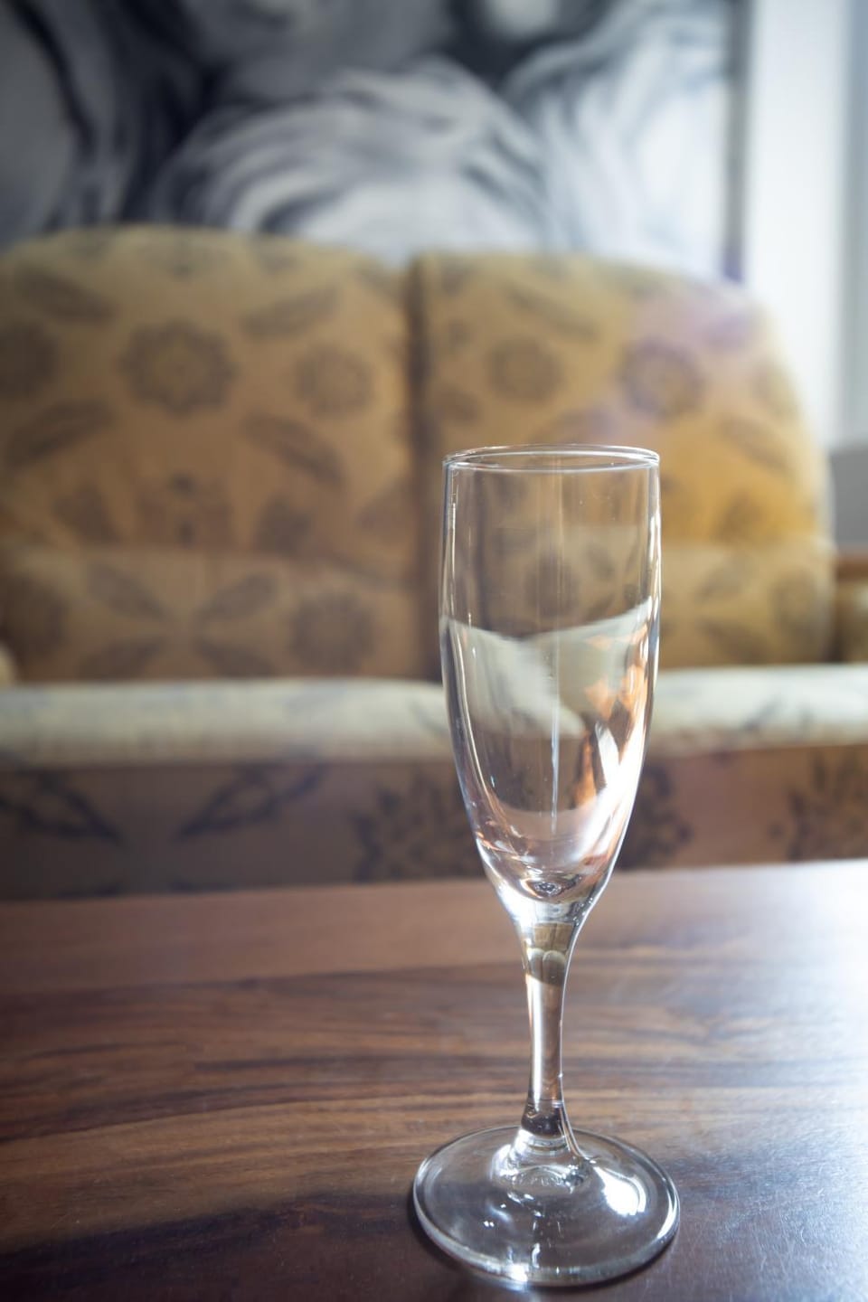 Living room, Food and drinks, Seating area, Drinks