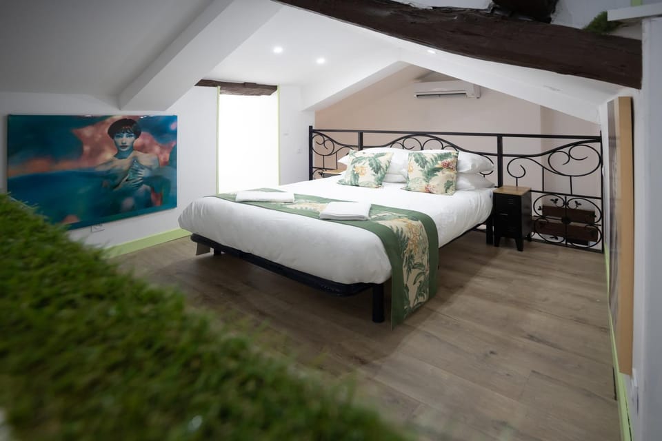 Bed, Photo of the whole room, Bedroom