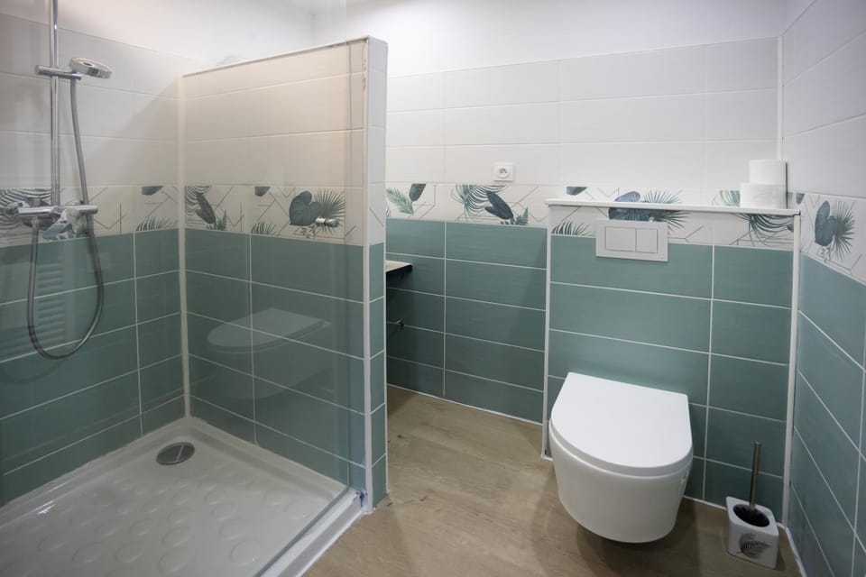 Shower, Toilet, Bathroom, towels