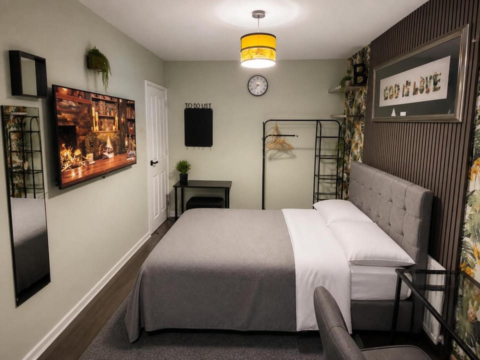 Bed, TV and multimedia, Photo of the whole room, Bedroom
