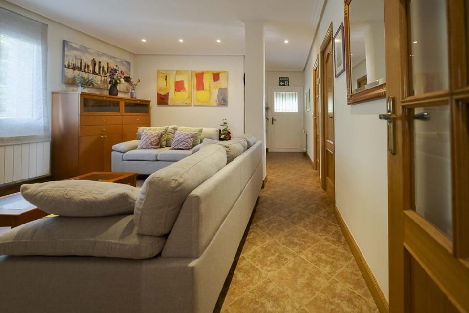 Casa Familiar Etxabe-Enea House in Basque Country