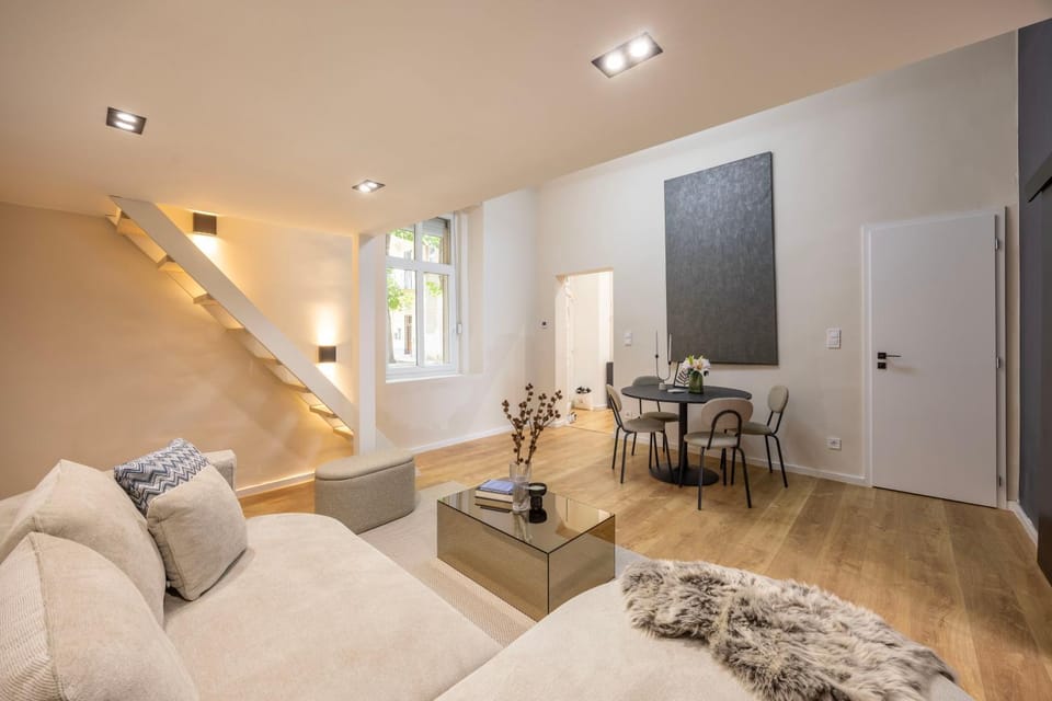 Bed, Living room, Photo of the whole room, Seating area