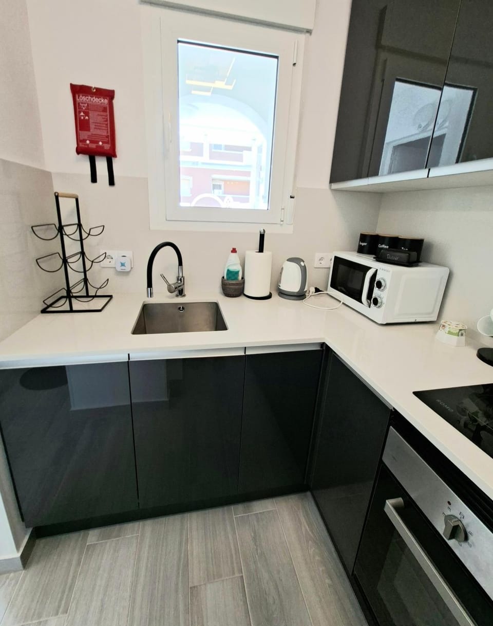 Coffee/tea facilities, Kitchen or kitchenette, stove