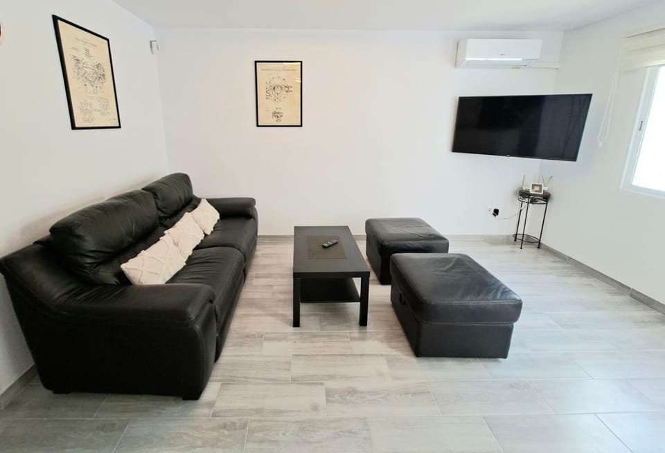 TV and multimedia, Living room, Seating area, Evening entertainment, air conditioner
