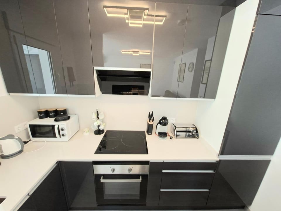 Coffee/tea facilities, Kitchen or kitchenette, dishwasher, microwave, oven, stove, washing machine