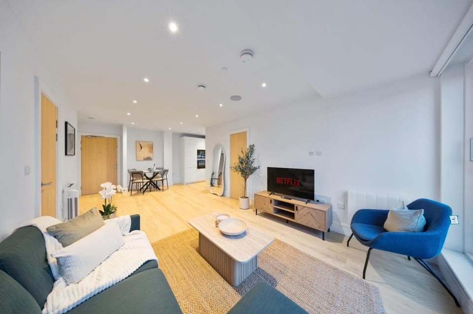 Communal lounge/ TV room, TV and multimedia, Living room, Seating area, Evening entertainment