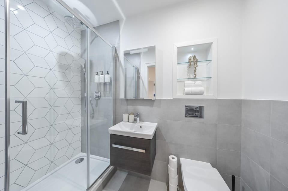Shower, Toilet, Bathroom, towels