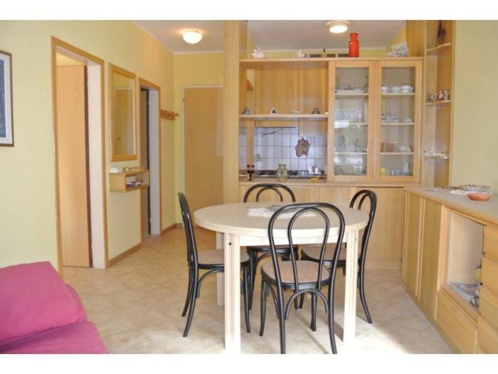 Kitchen or kitchenette, Seating area, Dining area