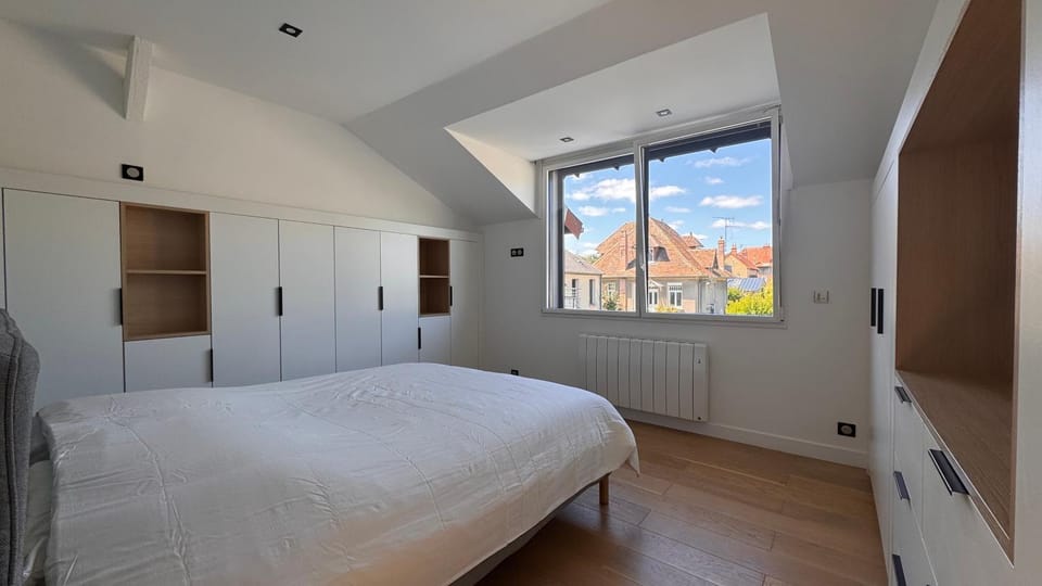 Photo of the whole room, Bedroom