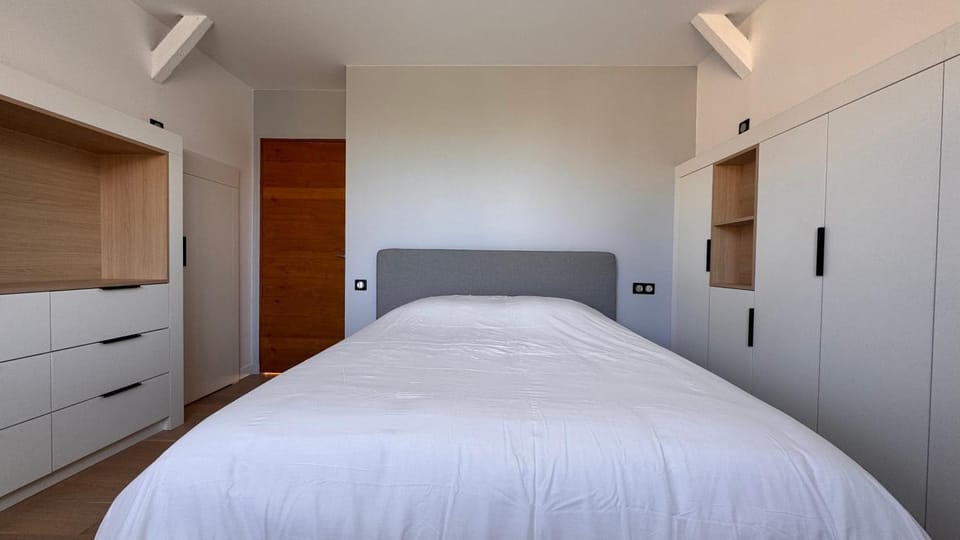 Photo of the whole room, Bedroom