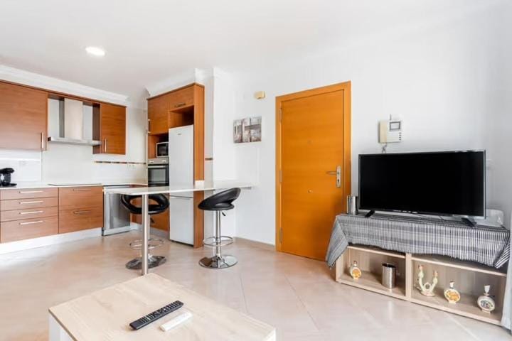 TV and multimedia, Kitchen or kitchenette, Dining area, stove