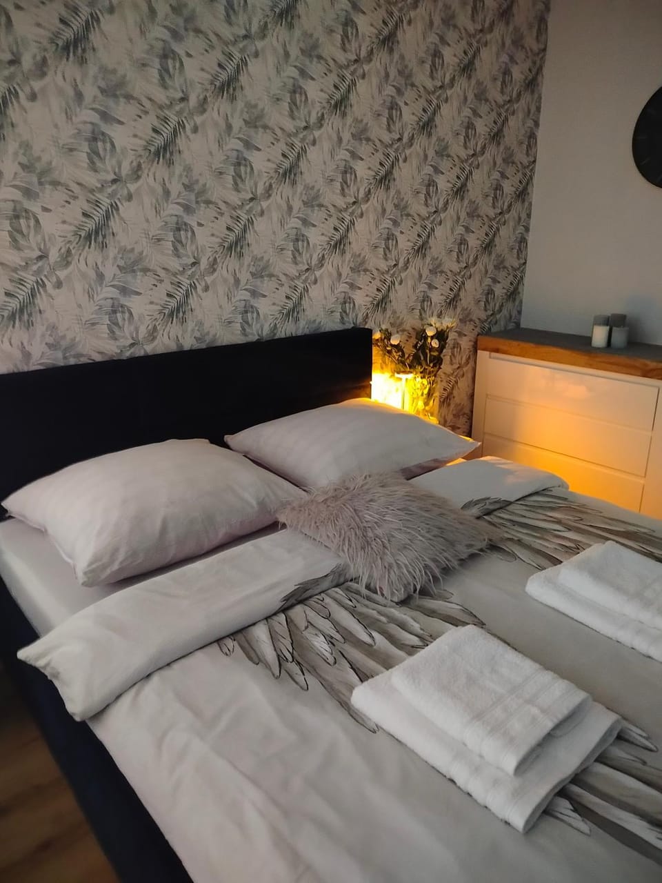 Bed, Bedroom, towels