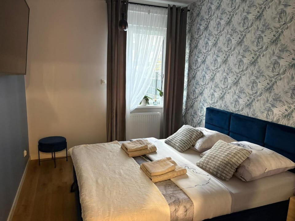 Bed, Bedroom, towels