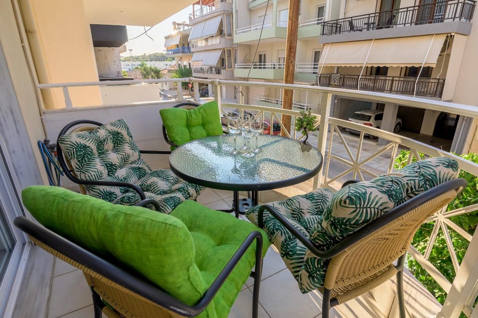 Patio, Day, Balcony/Terrace, Seating area