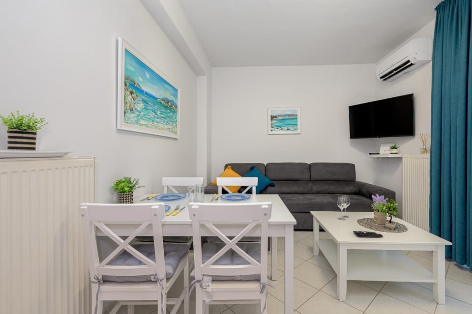 TV and multimedia, Living room, Seating area, Dining area, air conditioner