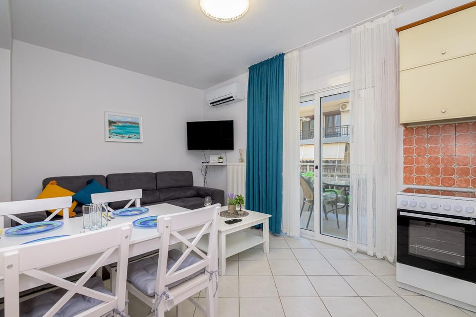 TV and multimedia, Living room, Seating area, Dining area, oven, stove