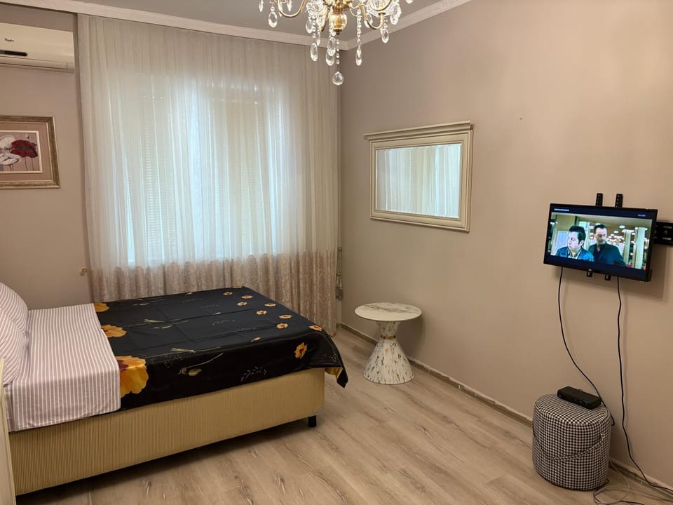 Bed, TV and multimedia, Bedroom