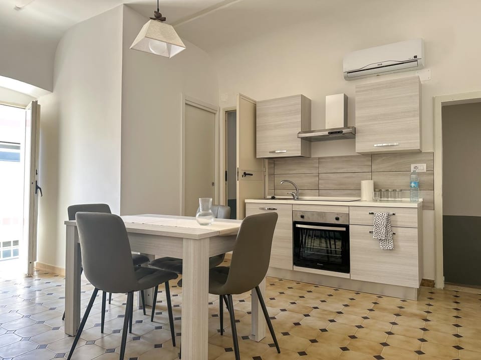 Kitchen or kitchenette, Dining area, oven, stove