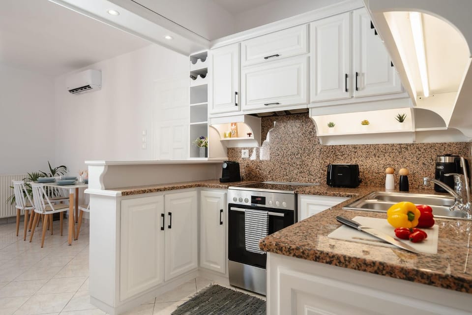 Coffee/tea facilities, Kitchen or kitchenette, dishwasher, oven, stove, toaster