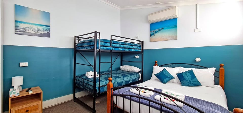 Bedroom, bunk bed