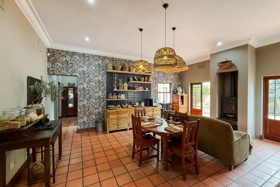 Seating area, Dining area