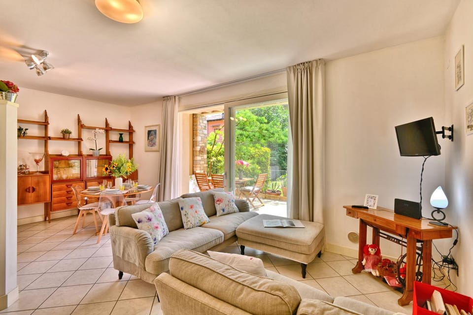 Communal lounge/ TV room, Living room