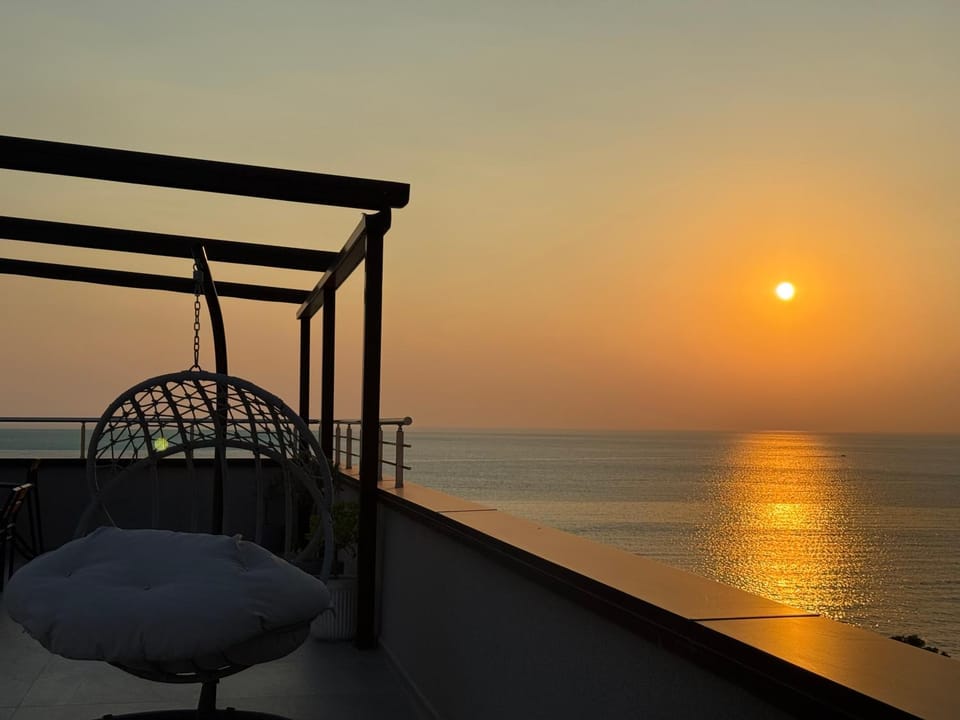 Day, Natural landscape, View (from property/room), Balcony/Terrace, Sea view, Sunrise, Sunset