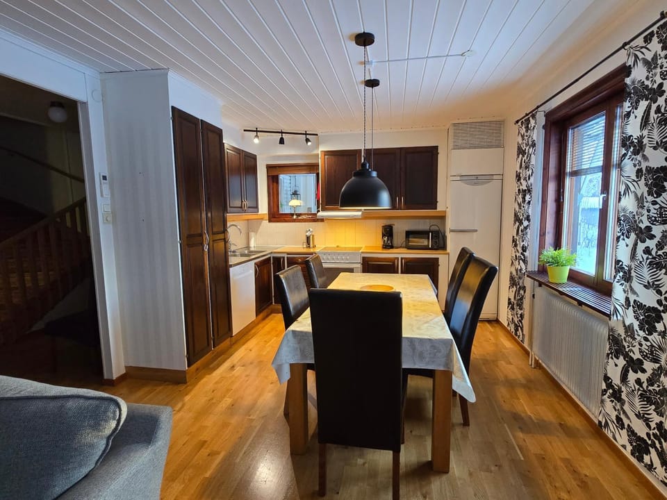 Kitchen or kitchenette, Dining area, pet friendly, stove