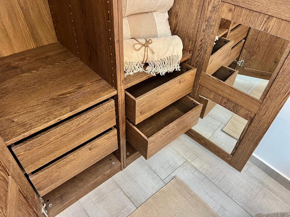 Photo of the whole room, Bedroom, wardrobe