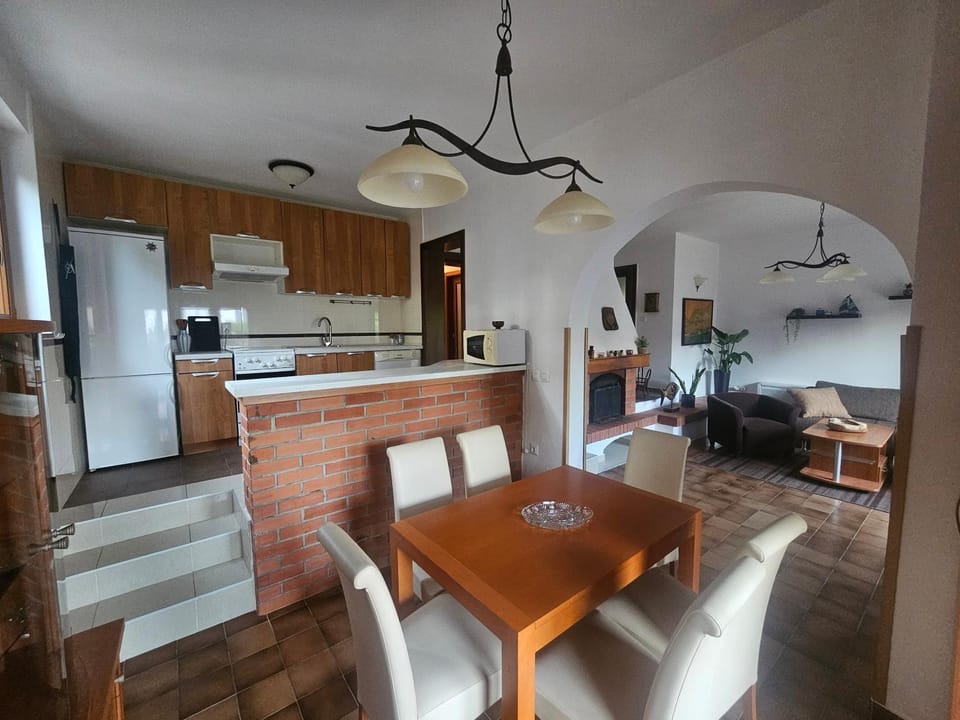 Kitchen or kitchenette, Seating area, oven, stove