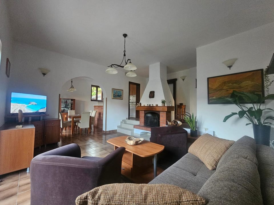 TV and multimedia, Living room, Seating area, Dining area, Evening entertainment