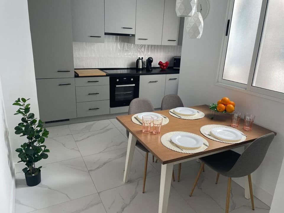 Kitchen or kitchenette, Dining area, oven