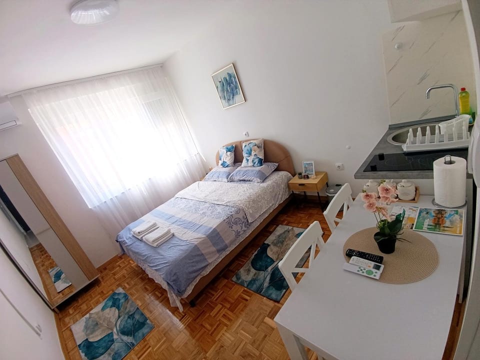 Bed, Kitchen or kitchenette, Photo of the whole room, towels