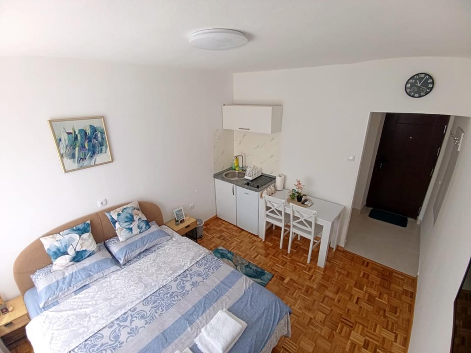 Bed, TV and multimedia, Living room, Photo of the whole room, Seating area