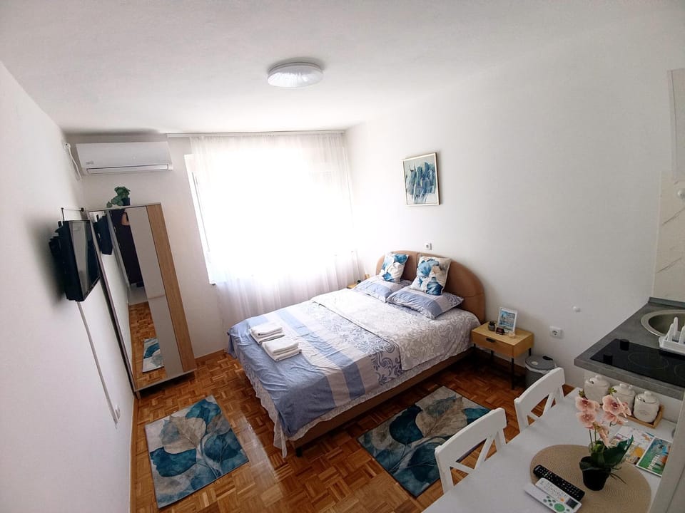 Bed, TV and multimedia, towels