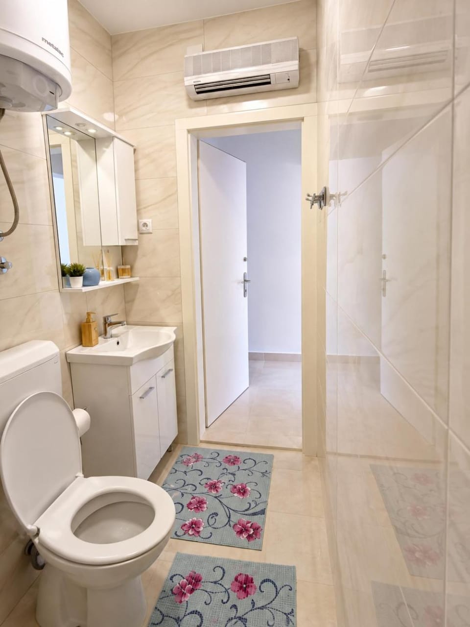 Toilet, Bathroom, towels