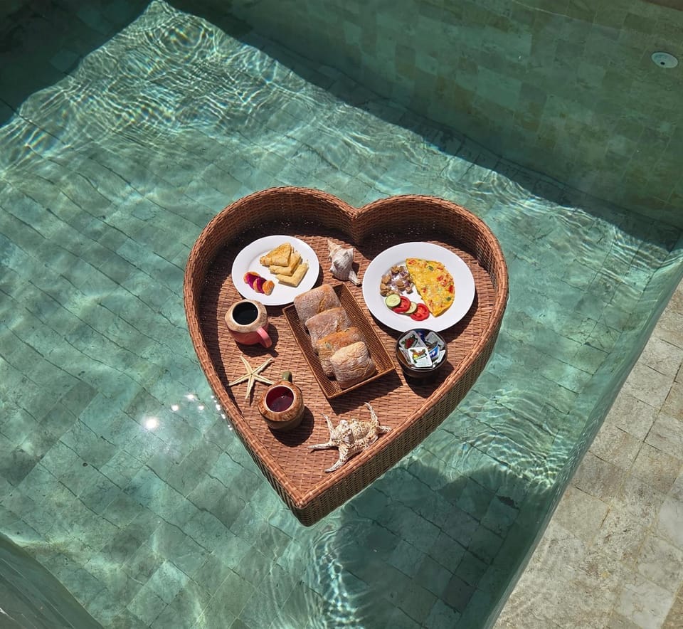 Food and drinks, Food, Pool view, Swimming pool, Breakfast, Continental breakfast, Lunch, Dinner, Drinks