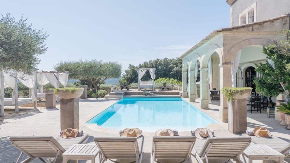 Property building, Patio, Day, Pool view, Swimming pool, sunbed