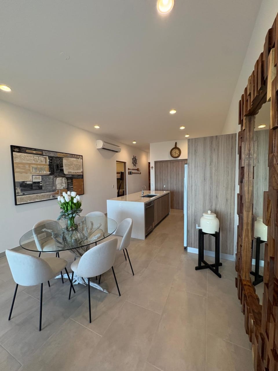 Kitchen or kitchenette, Living room, Seating area, Dining area