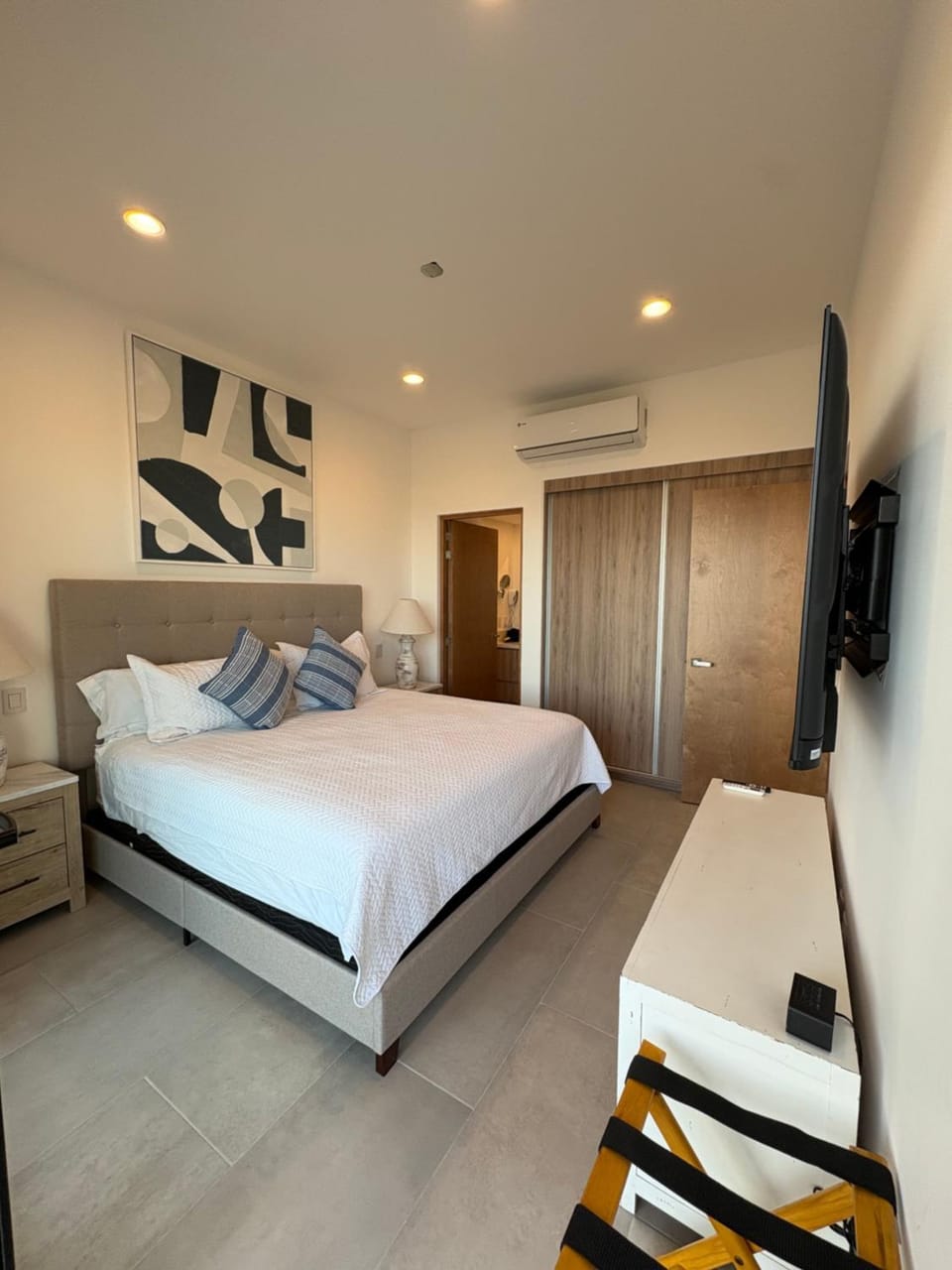 Bed, TV and multimedia, Photo of the whole room, Bedroom, wardrobe, air conditioner