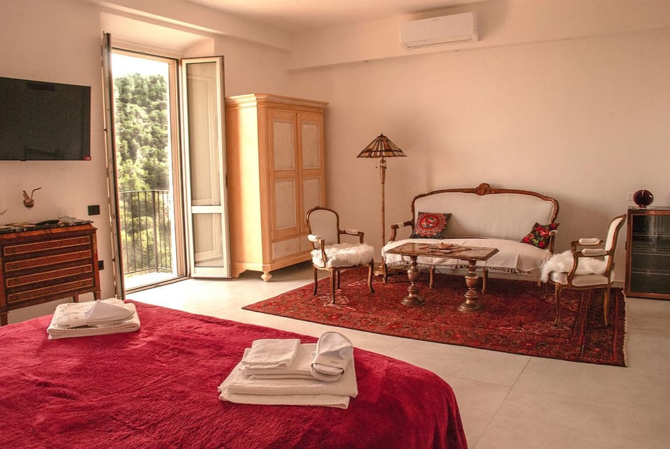 Natural landscape, Living room, Seating area, Bedroom, Seasons, towels