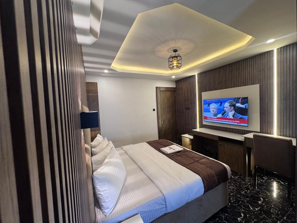 Bed, TV and multimedia, Bedroom