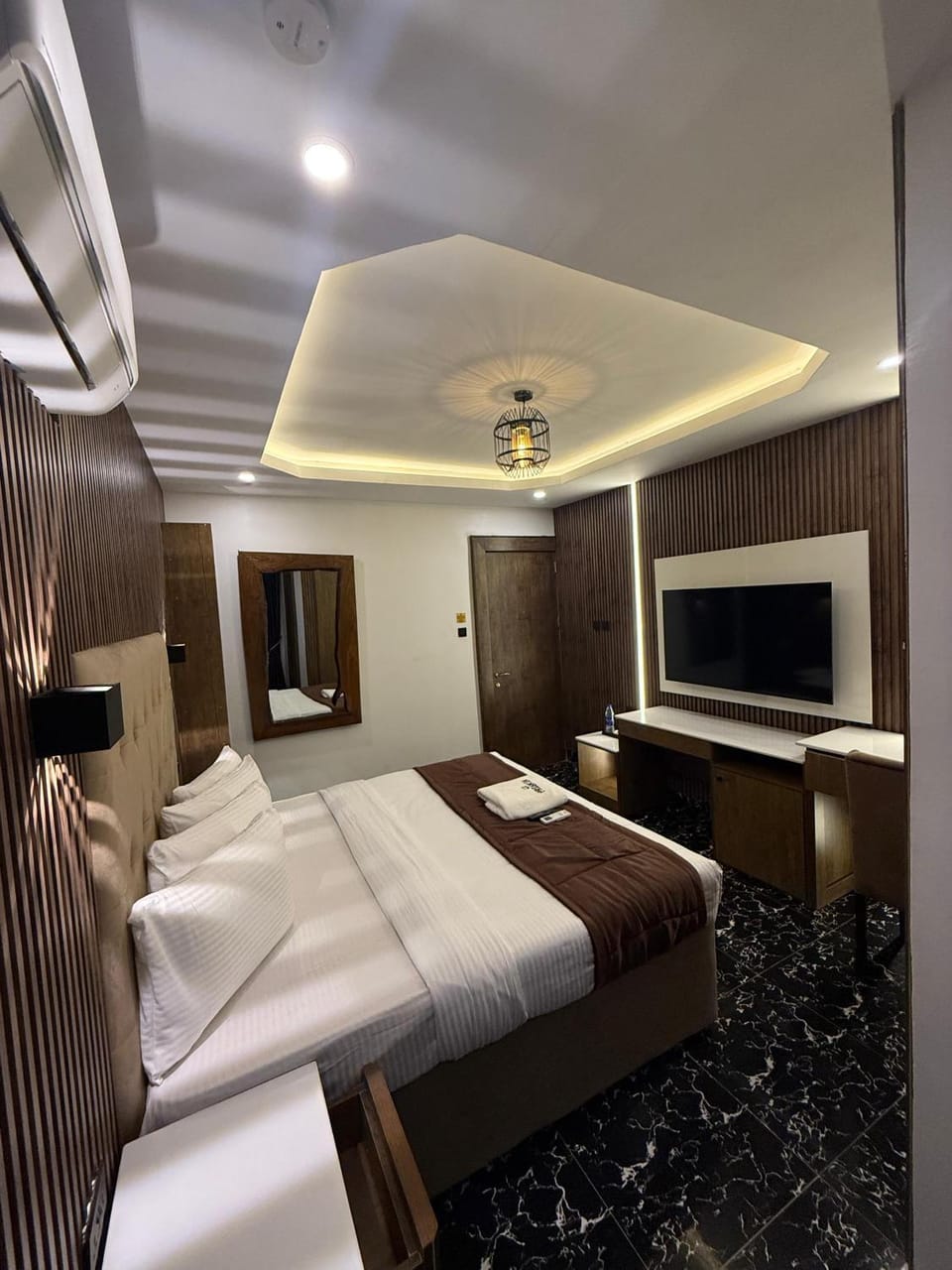 Bed, TV and multimedia, Photo of the whole room, Bedroom